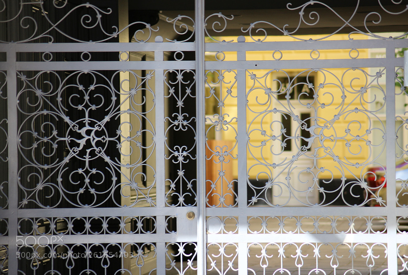 Canon EOS 100D (EOS Rebel SL1 / EOS Kiss X7) sample photo. A laced gate photography