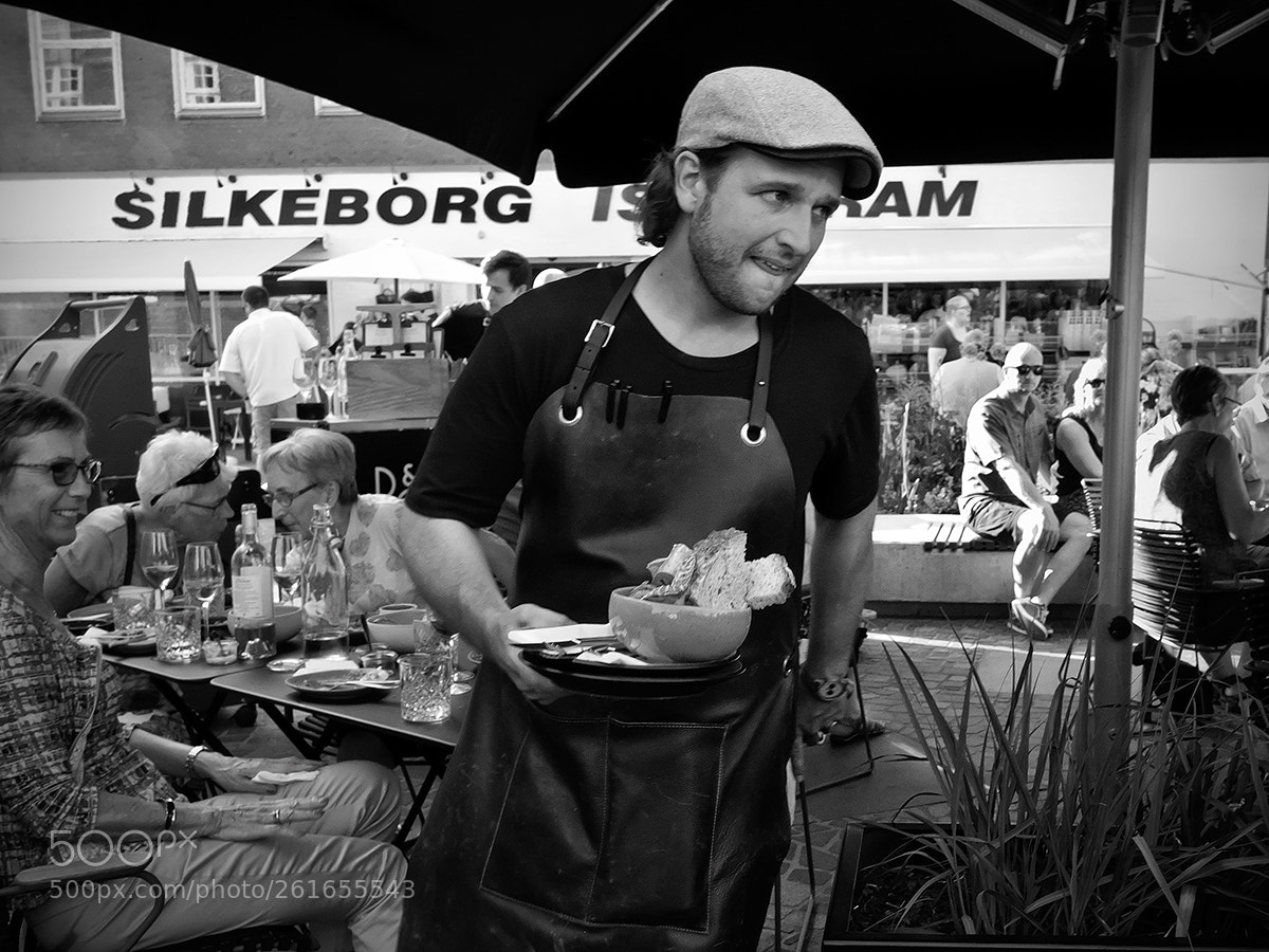 Fujifilm X-Pro2 sample photo. Busy waiter photography