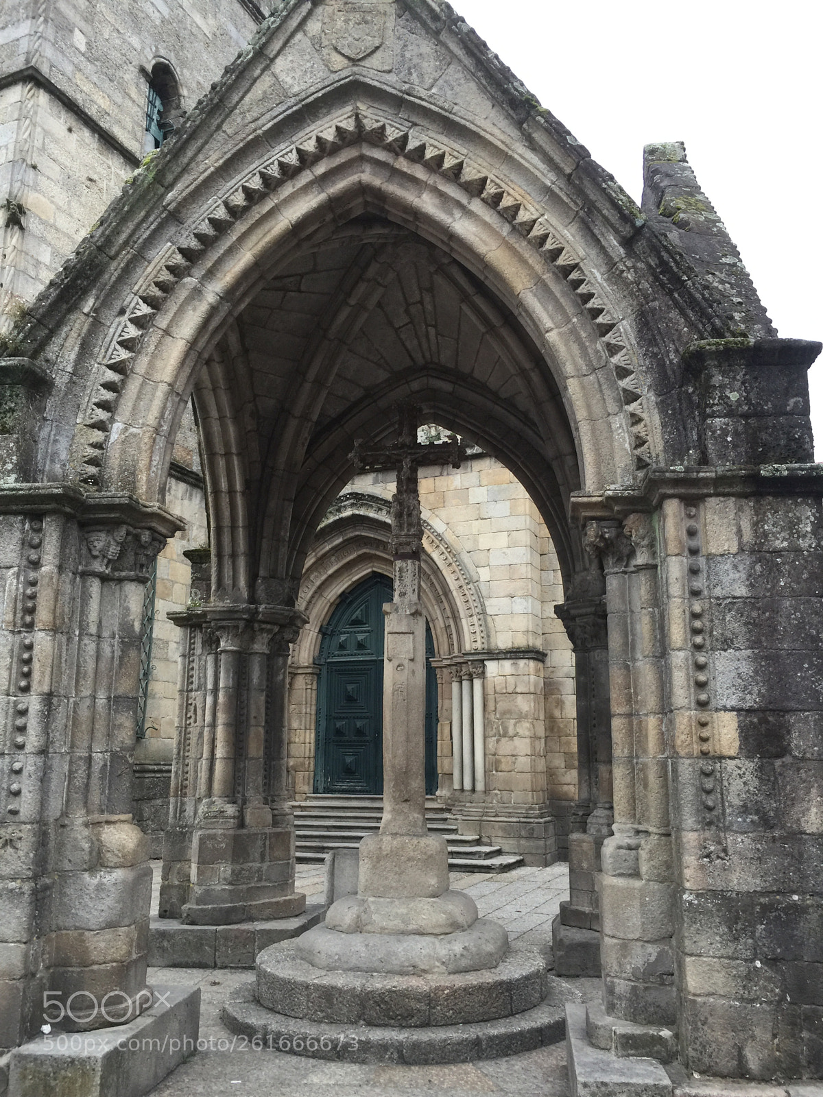 Apple iPhone 6 Plus sample photo. Guimaraes gothic shrine in photography
