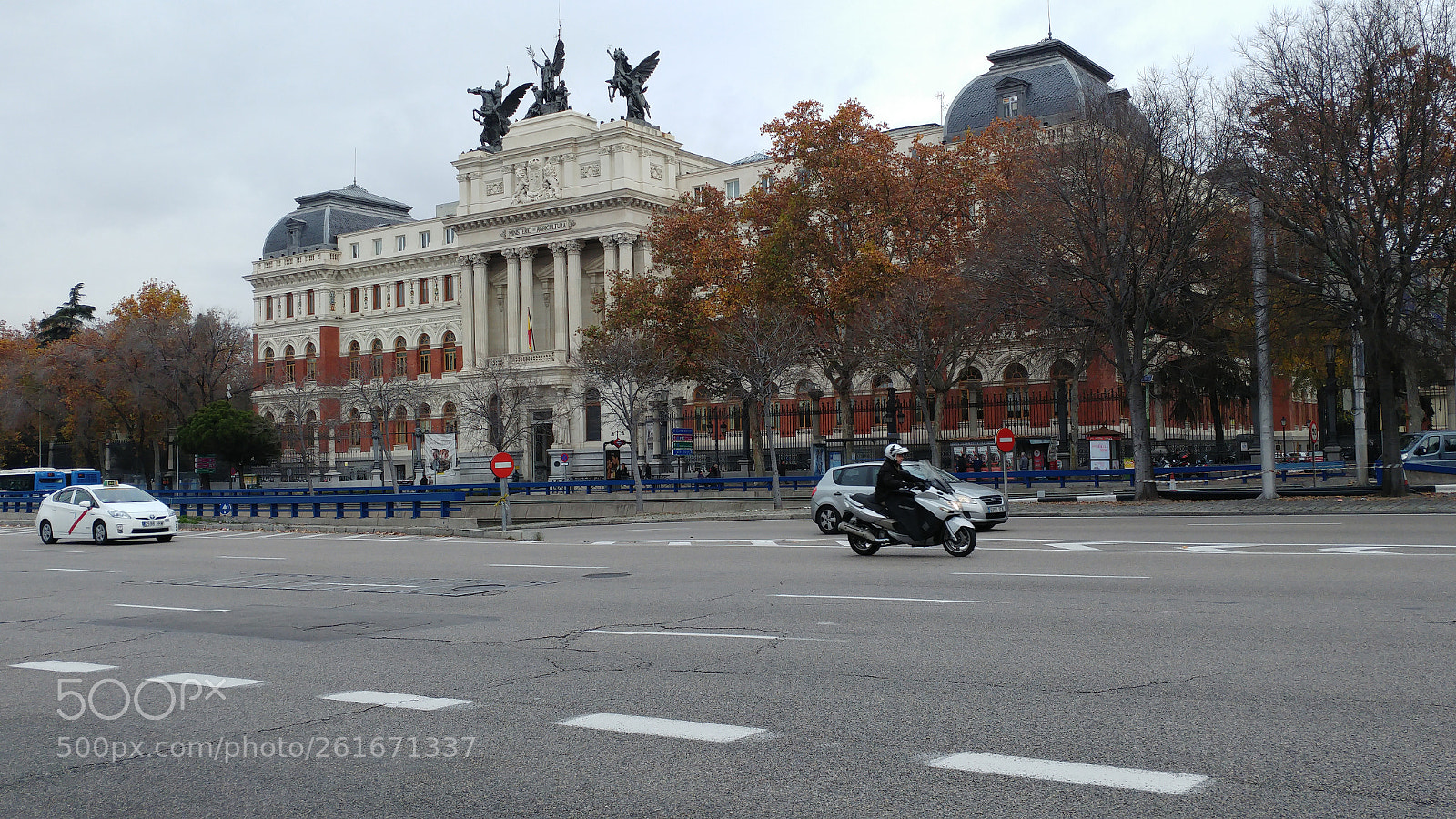 LG G5 sample photo. Madrid ministerio de agricultura photography