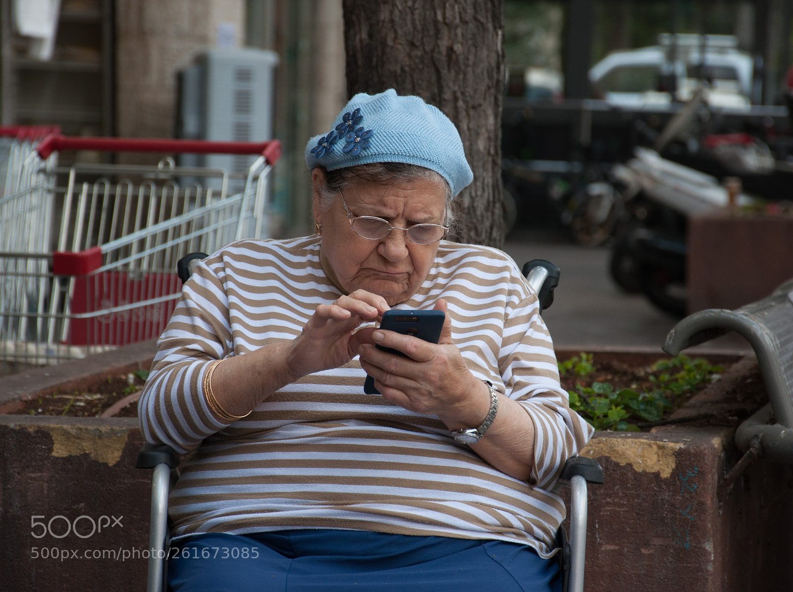Nikon D5000 sample photo. Mobile chair and phone photography