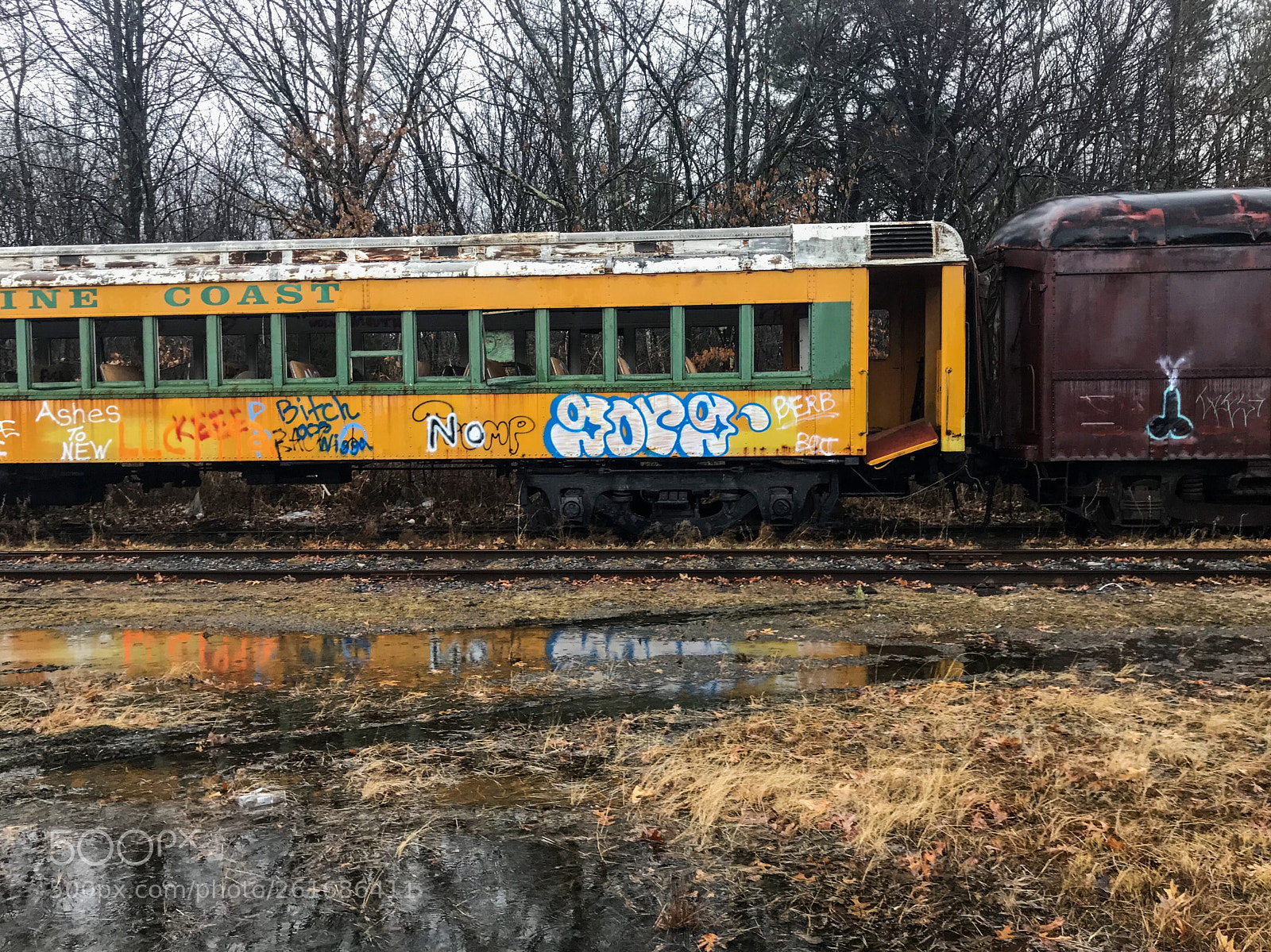 Apple iPhone 7 sample photo. Rusted yellow photography