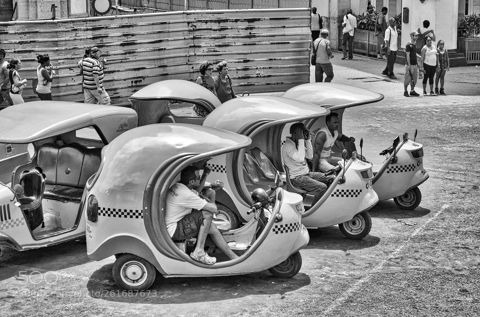 Nikon D5100 sample photo. Coco taxi's in havana photography
