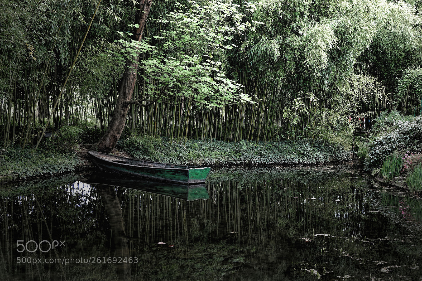 Canon EOS 77D (EOS 9000D / EOS 770D) sample photo. Caretaker's boat photography