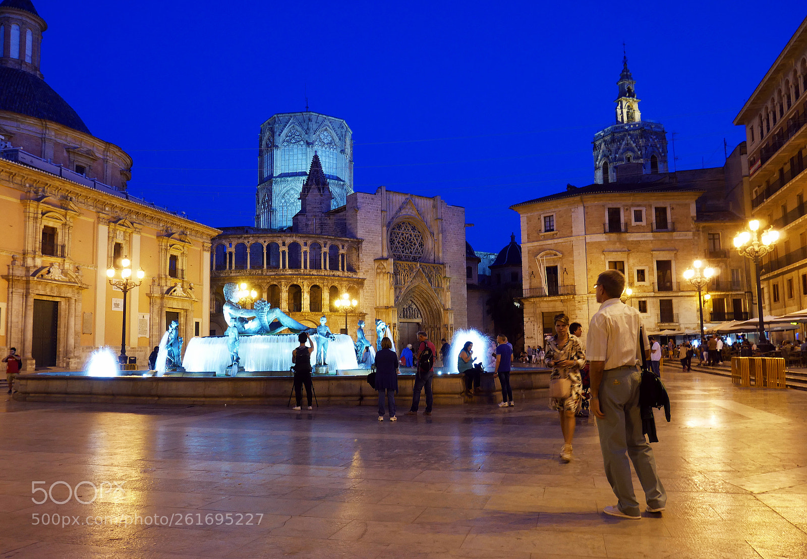 Panasonic Lumix DMC-GX85 (Lumix DMC-GX80 / Lumix DMC-GX7 Mark II) sample photo. Plaza de la virgen photography