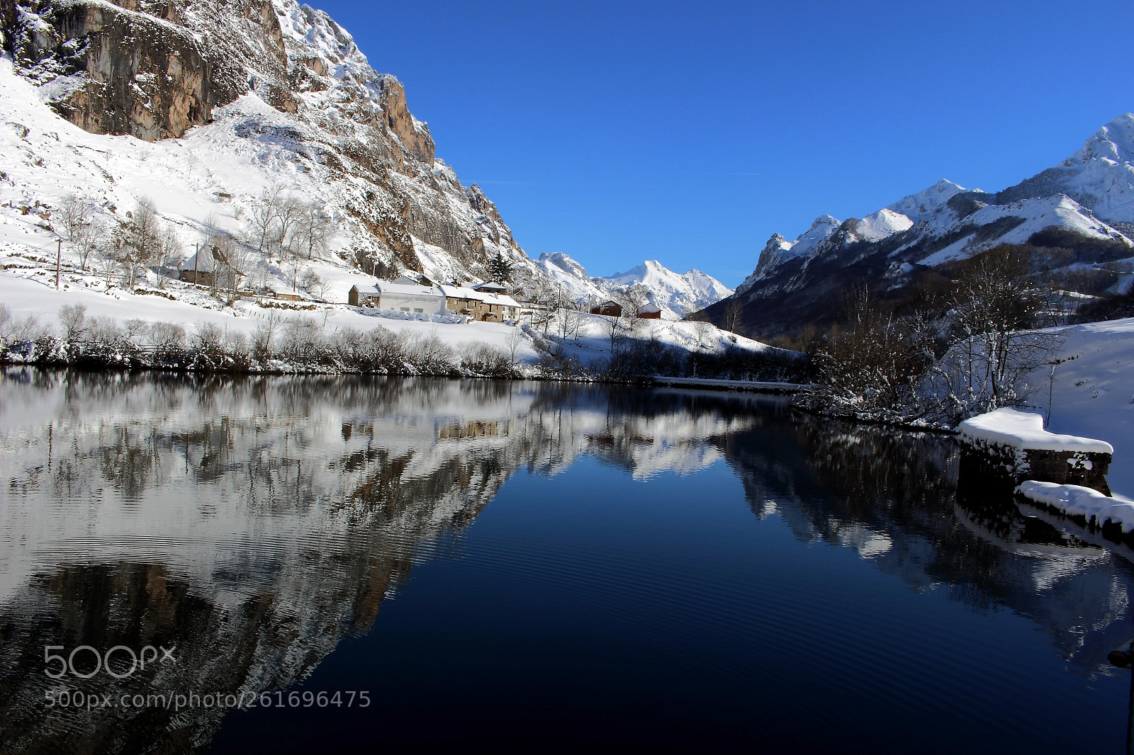 Canon EOS 100D (EOS Rebel SL1 / EOS Kiss X7) sample photo. Snow and reflections photography