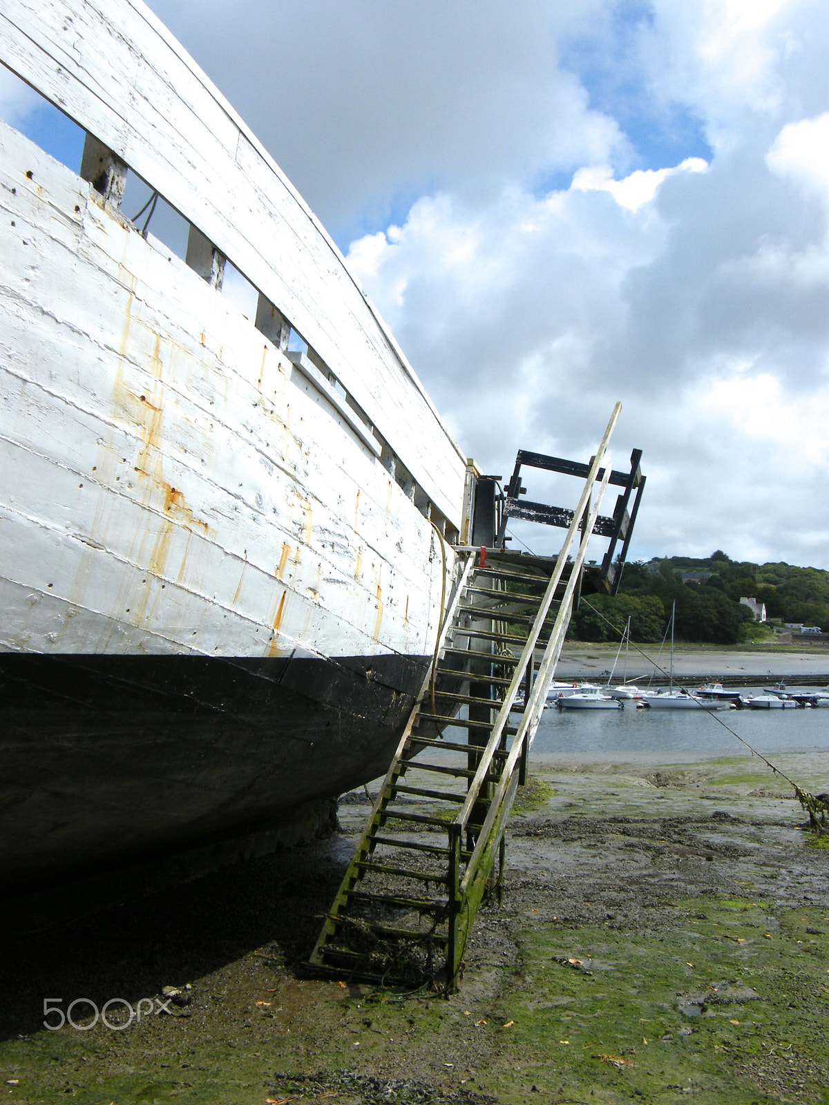 Fujifilm FinePix S8000fd sample photo. Damaged boat photography