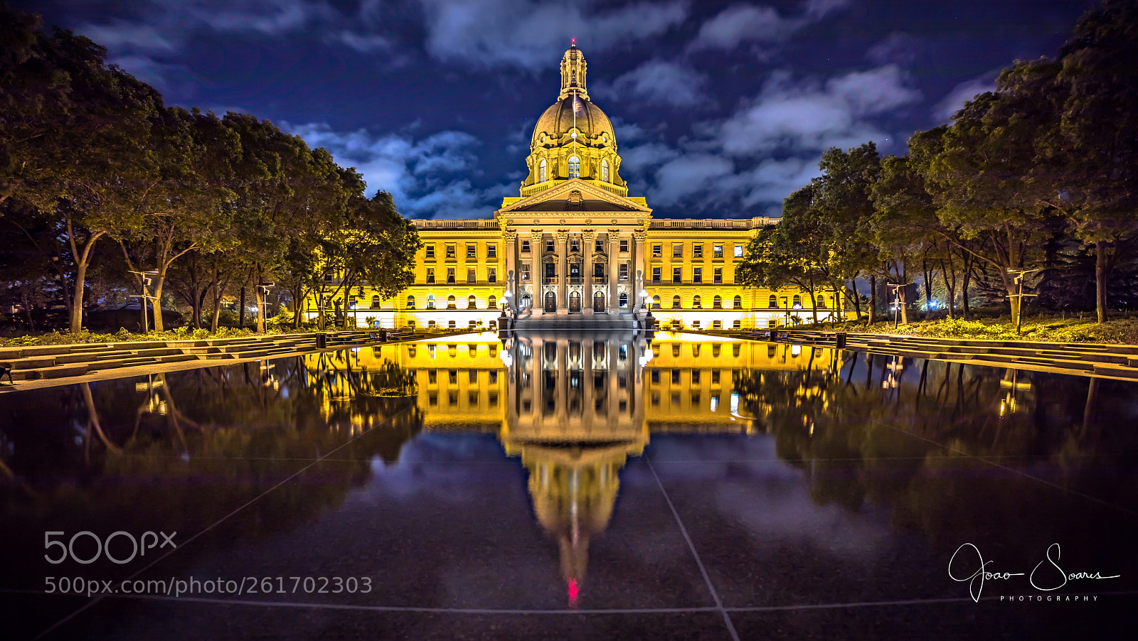 Canon EOS 5D Mark IV sample photo. Legislature building photography