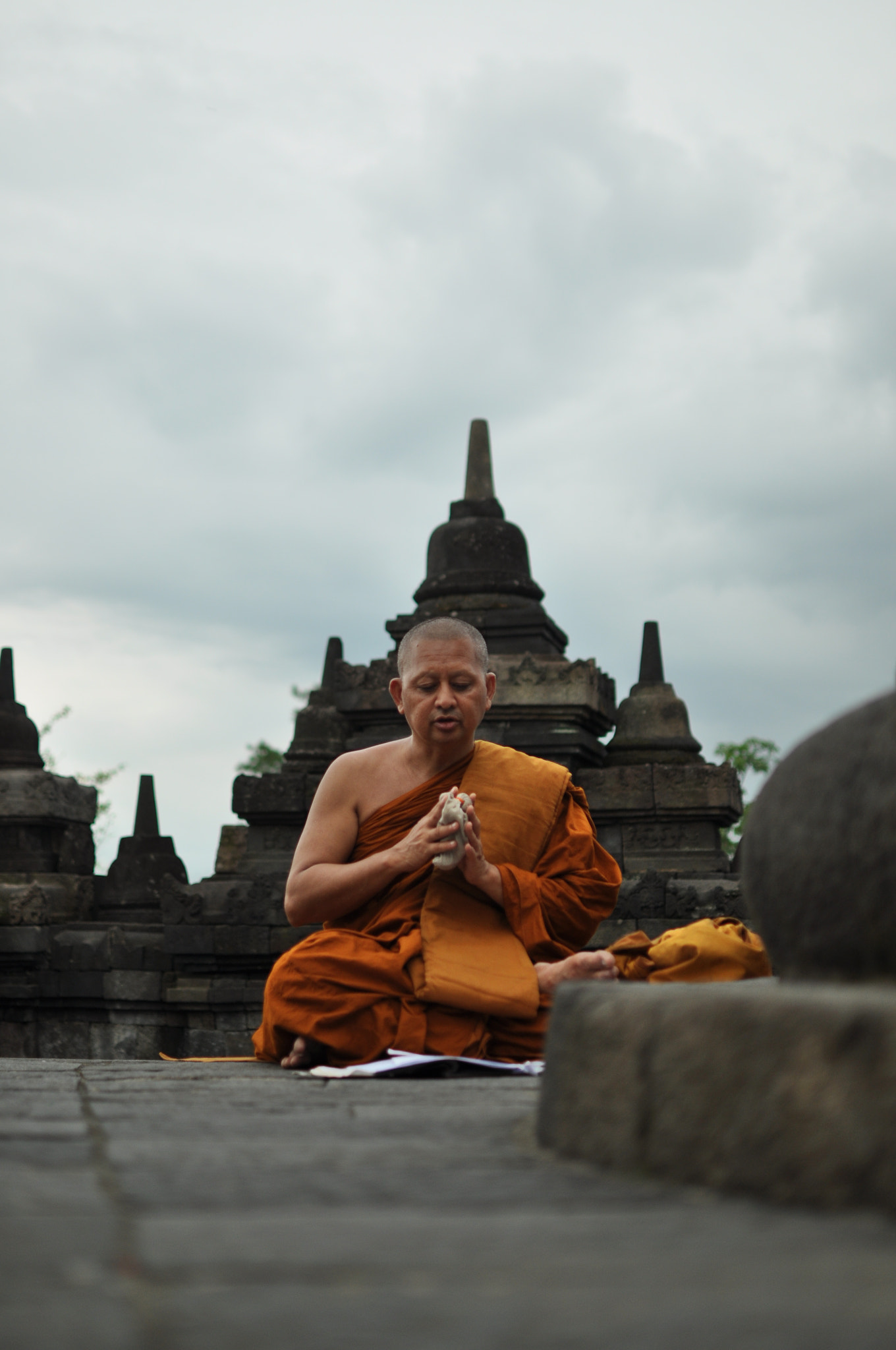 Nikon AF-S DX Nikkor 35mm F1.8G sample photo. Praying monk photography