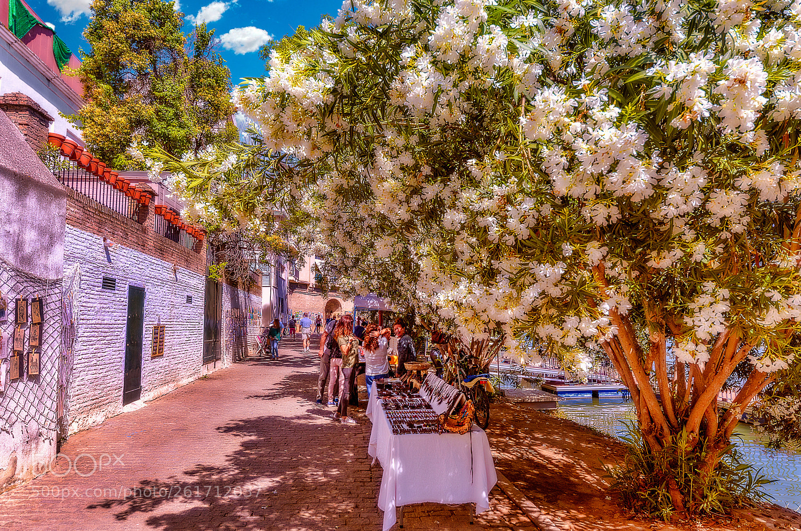 Canon EOS 5D Mark IV sample photo. Mercadillo de triana, sevilla photography