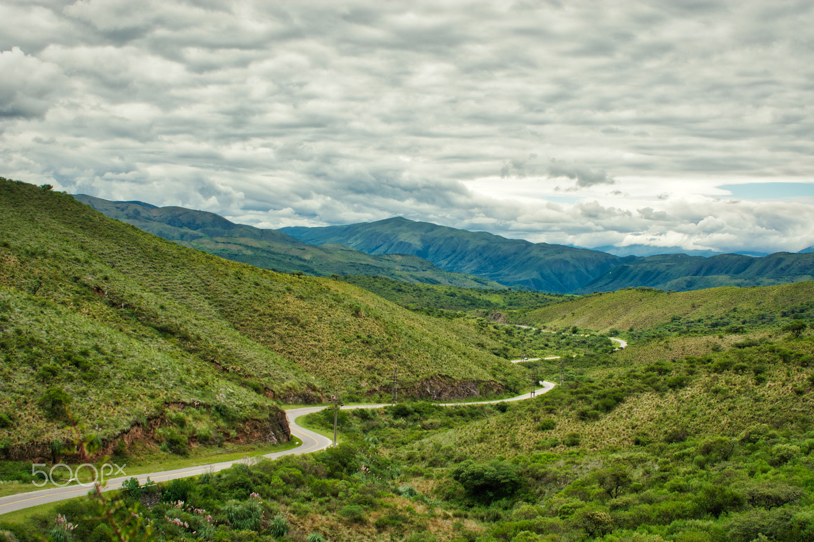 AF Zoom-Nikkor 35-135mm f/3.5-4.5 N sample photo. Winding road in the valley photography