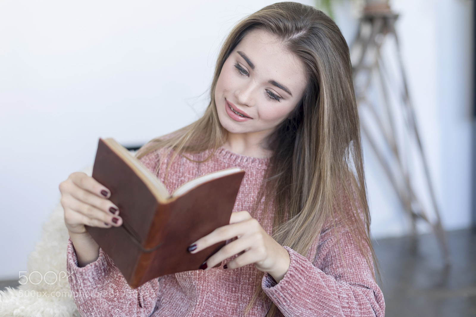 Canon EOS 5D Mark IV sample photo. Relaxed woman reading a photography
