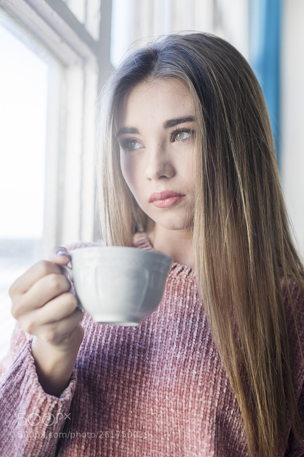 Canon EOS 5D Mark IV sample photo. Beautiful woman looking through photography