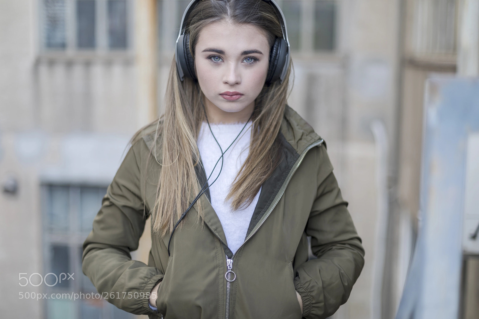 Canon EOS 5D Mark IV sample photo. Teen posing listening to photography