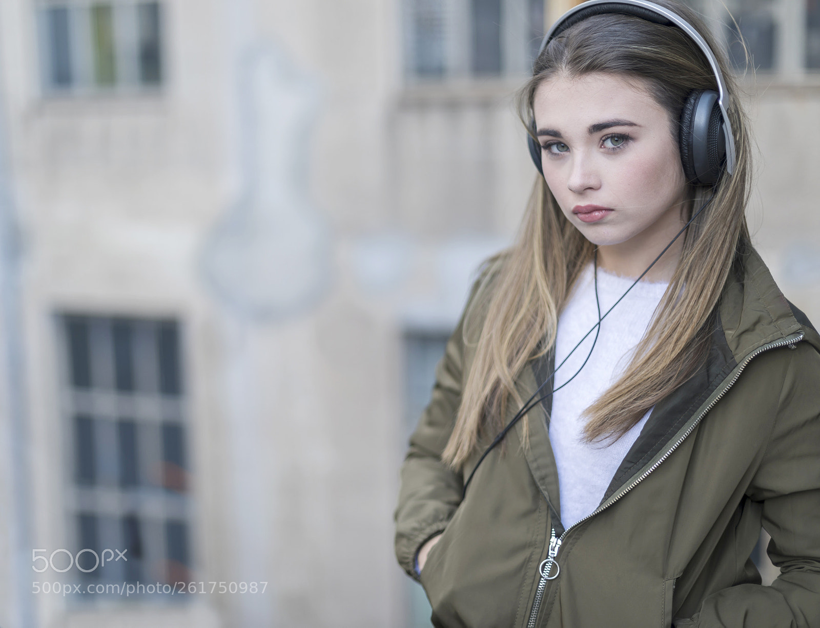 Canon EOS 5D Mark IV sample photo. Teen posing listening to photography