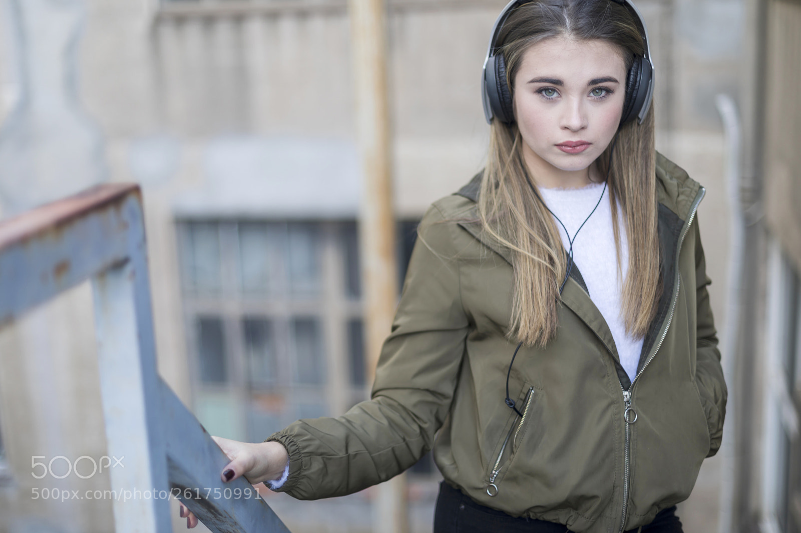 Canon EOS 5D Mark IV sample photo. Teen posing listening to photography