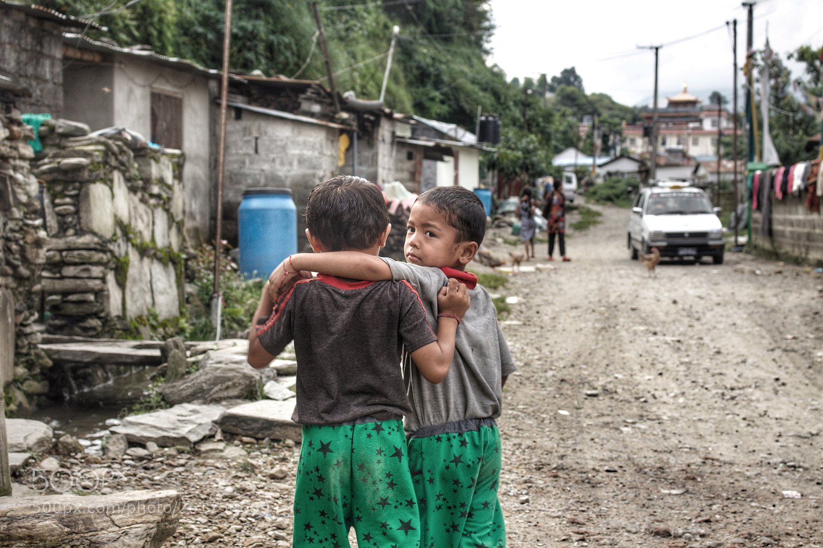 Canon EOS 700D (EOS Rebel T5i / EOS Kiss X7i) sample photo. Brothers with green trousers photography
