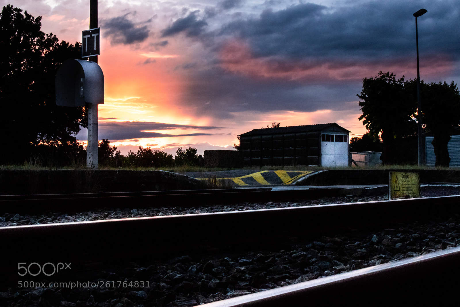 Canon EOS 750D (EOS Rebel T6i / EOS Kiss X8i) sample photo. Train station photography