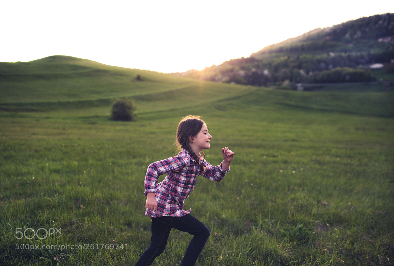 Nikon D5 sample photo. A small girl running photography