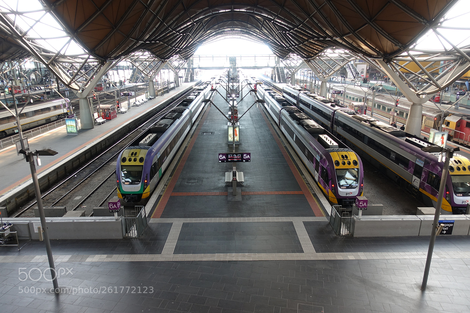 Sony DSC-RX100M5 sample photo. Station photography