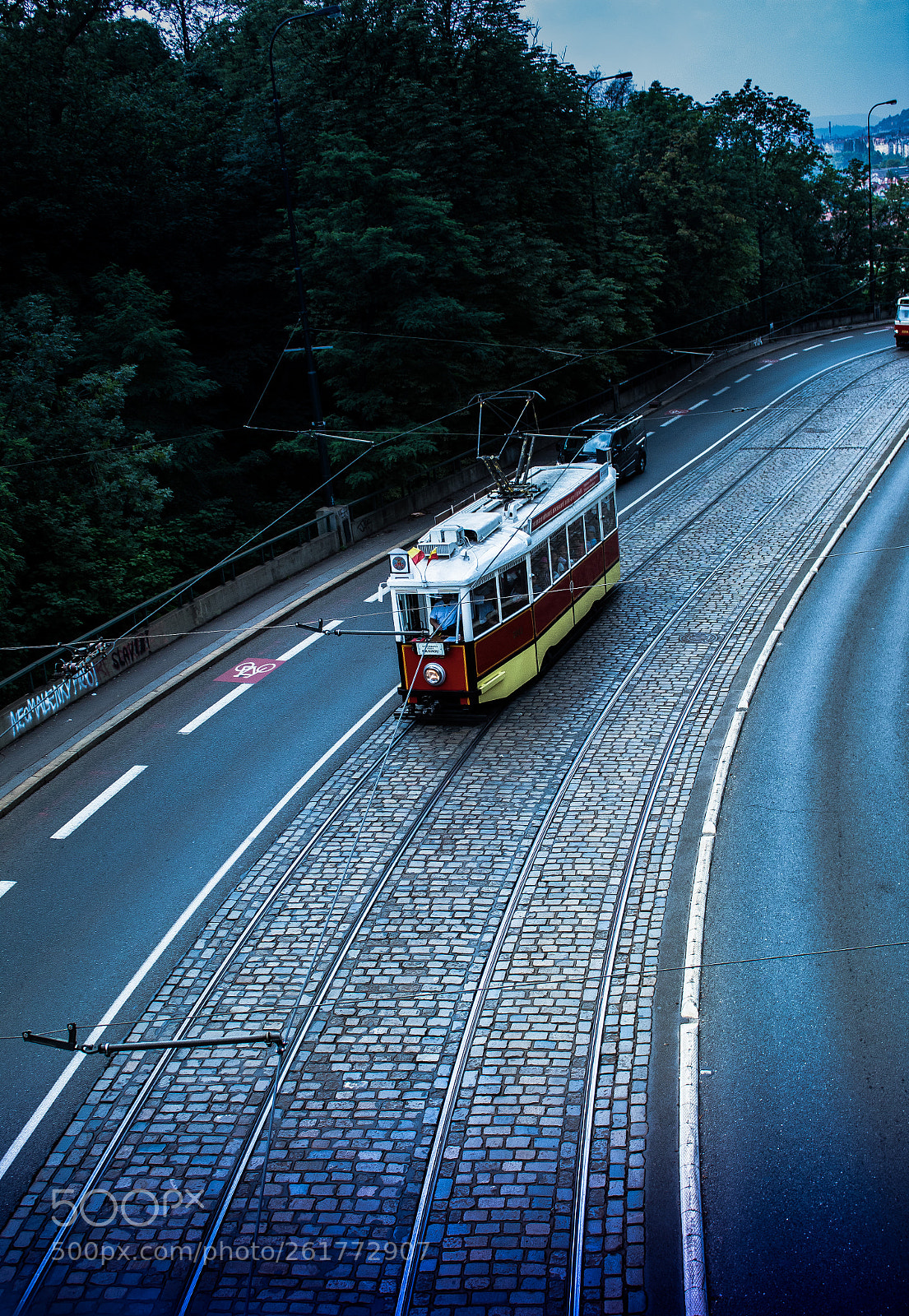 Canon EOS 1300D (EOS Rebel T6 / EOS Kiss X80) sample photo. Old prague tram photography