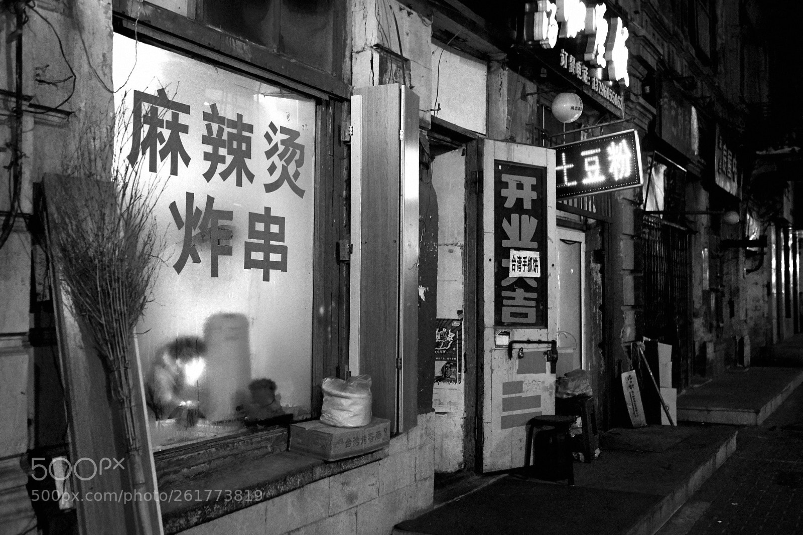 Fujifilm X-E1 sample photo. Man eating and reading photography