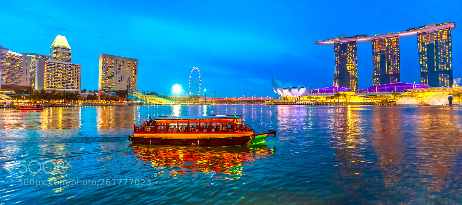 Canon EOS 5D Mark IV sample photo. Singapore skyline at evening photography