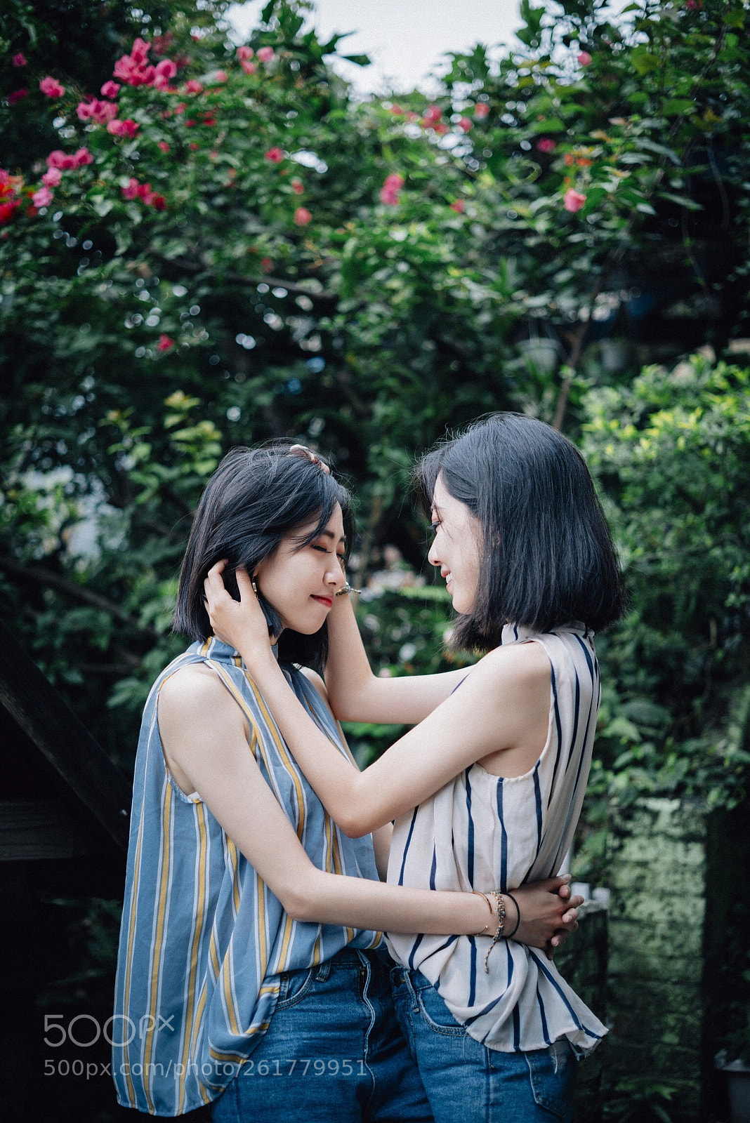 Sony a7R III sample photo. Sisters love photography