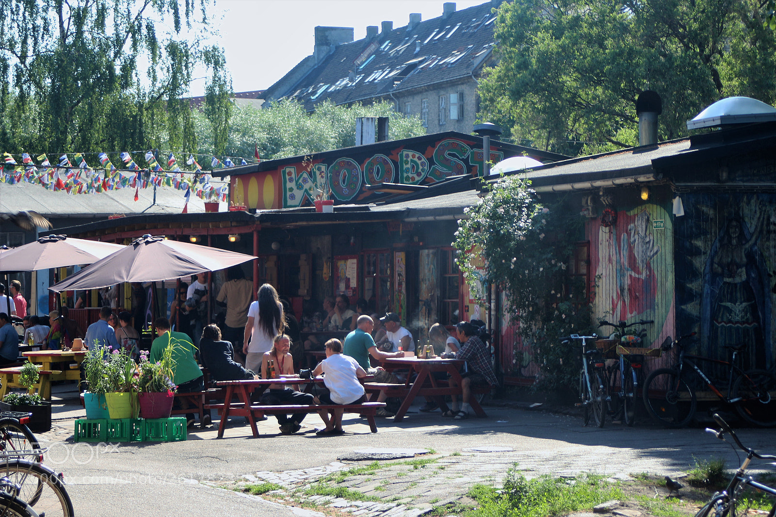 Canon EOS 100D (EOS Rebel SL1 / EOS Kiss X7) sample photo. Sidewalk café in christiania photography