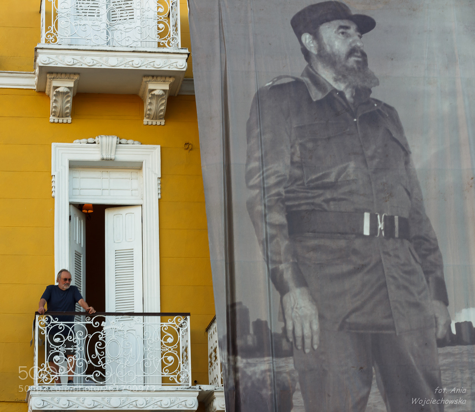 Canon EOS 600D (Rebel EOS T3i / EOS Kiss X5) sample photo. Two men in sancti photography