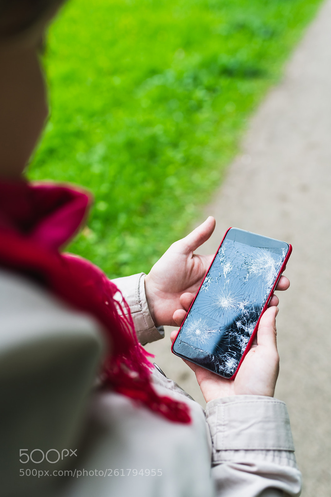 Nikon D850 sample photo. Person holding broken smartphone photography
