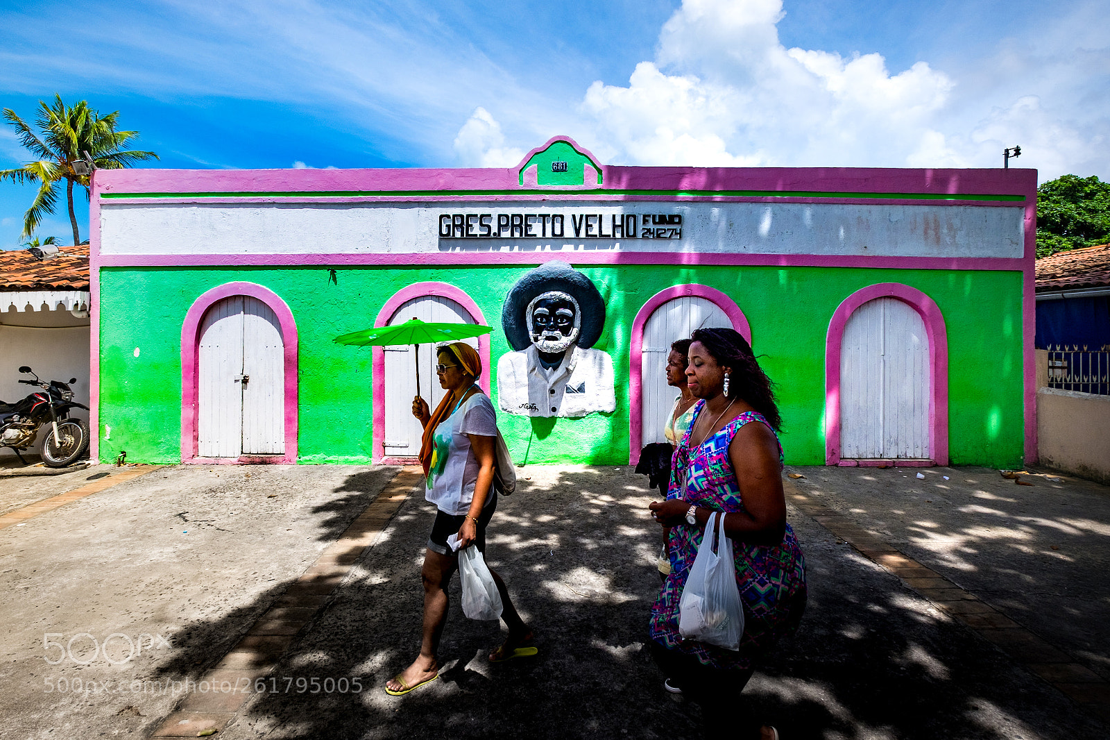 Fujifilm X-T1 sample photo. Ladies & a piped building photography