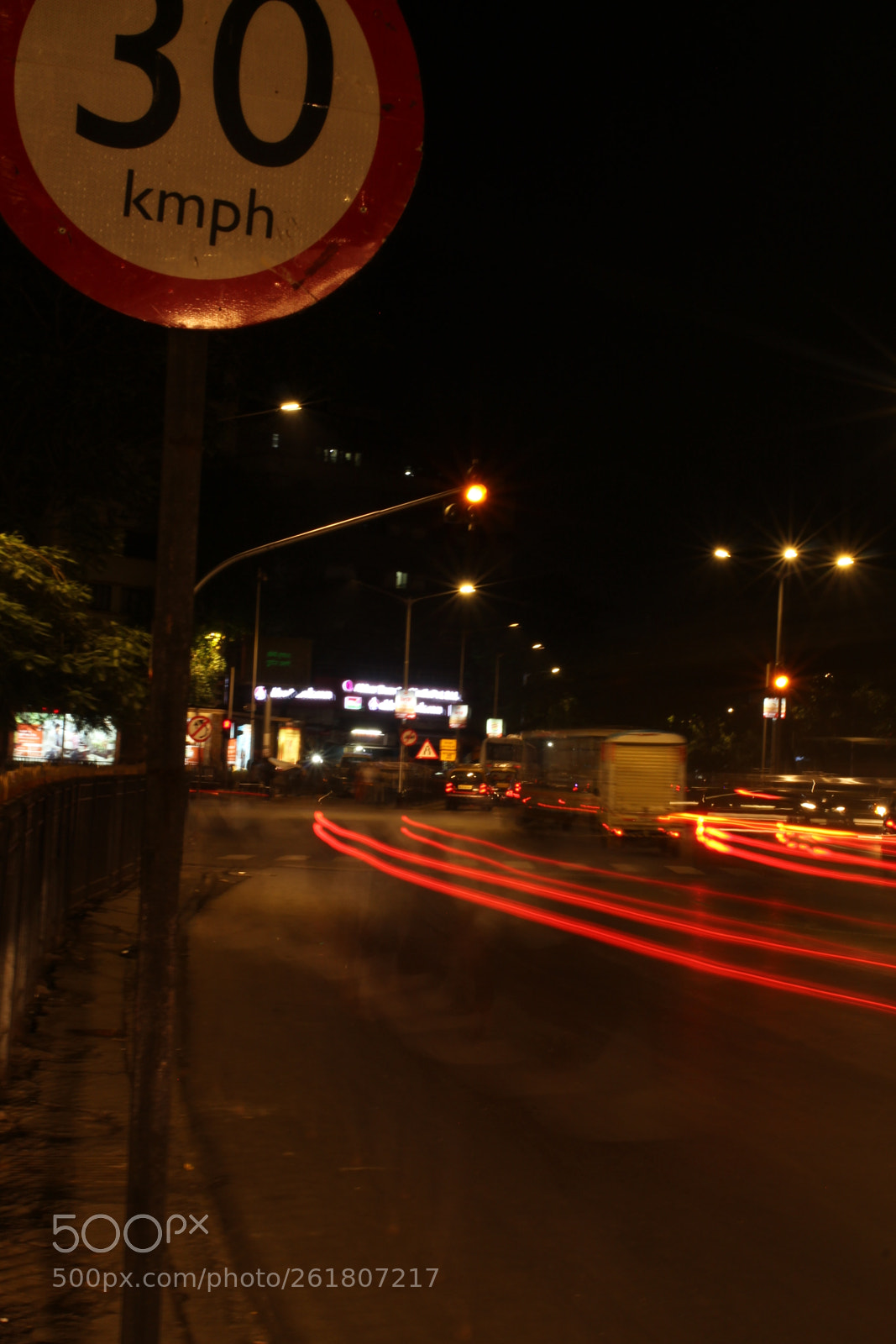 Canon EOS 1300D (EOS Rebel T6 / EOS Kiss X80) + Canon EF 40mm F2.8 STM sample photo. Nightlife photography