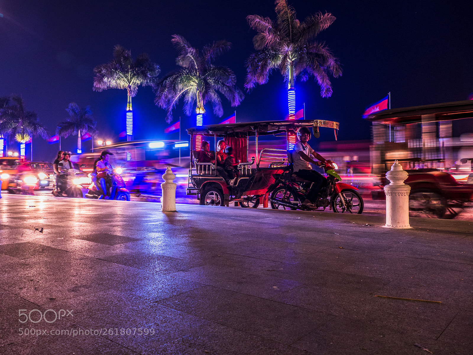 Panasonic Lumix DMC-FZ1000 sample photo. Phnom pehn by night photography