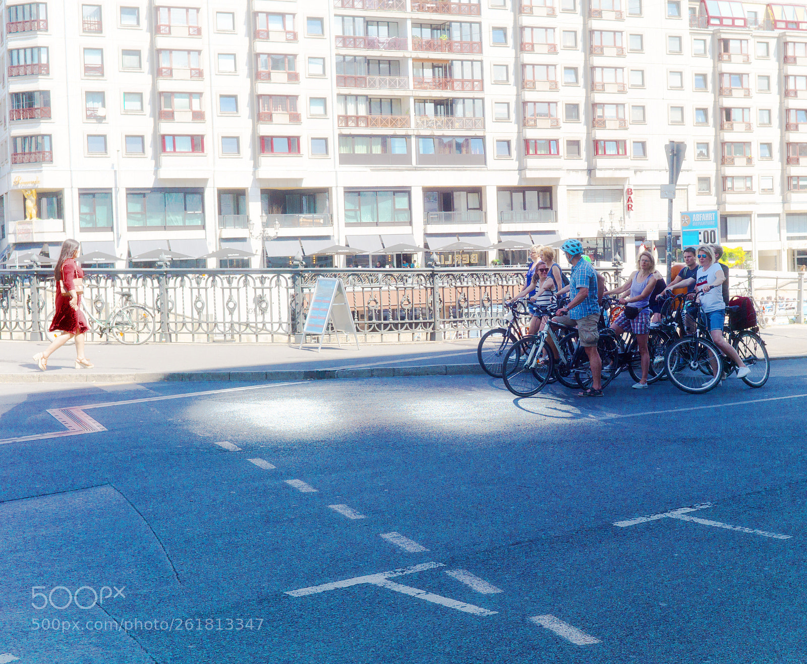 Leica M9 sample photo. Radfahrer und die frau photography