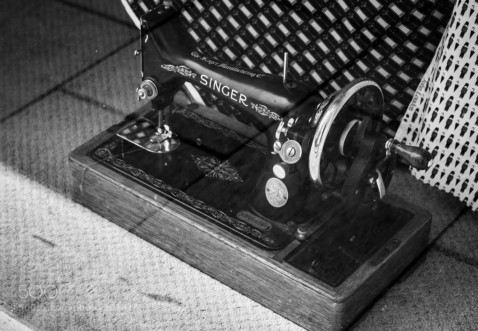 Canon EOS 70D sample photo. A vintage sowing machine photography