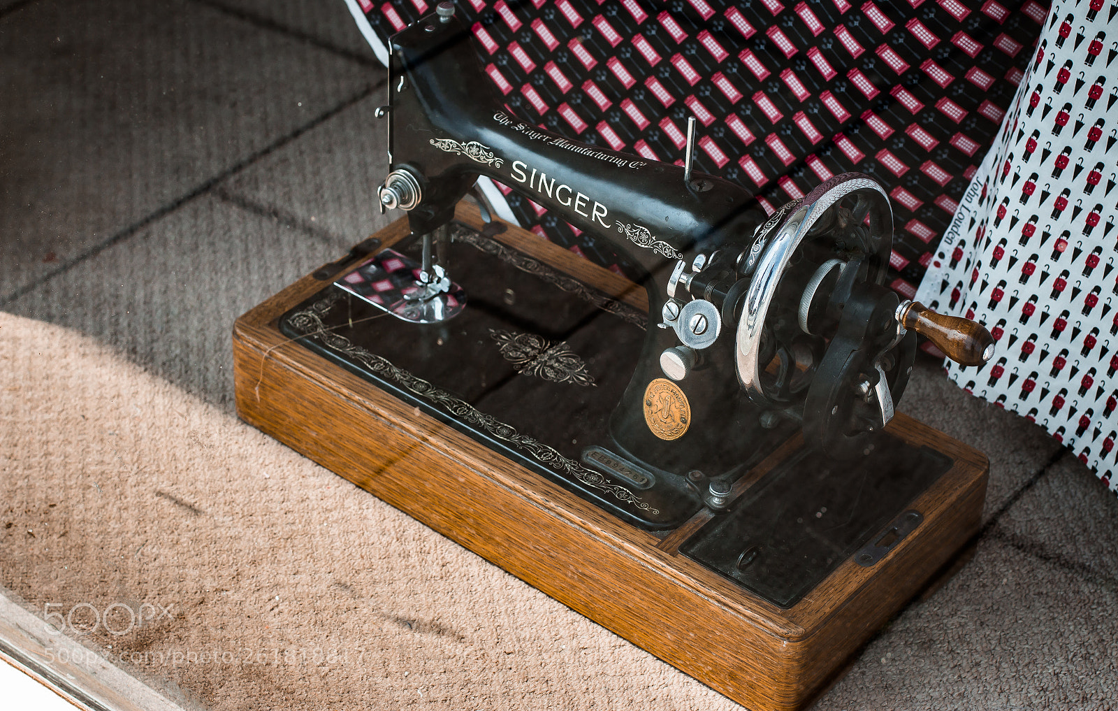 Canon EOS 70D sample photo. A vintage sowing machine photography