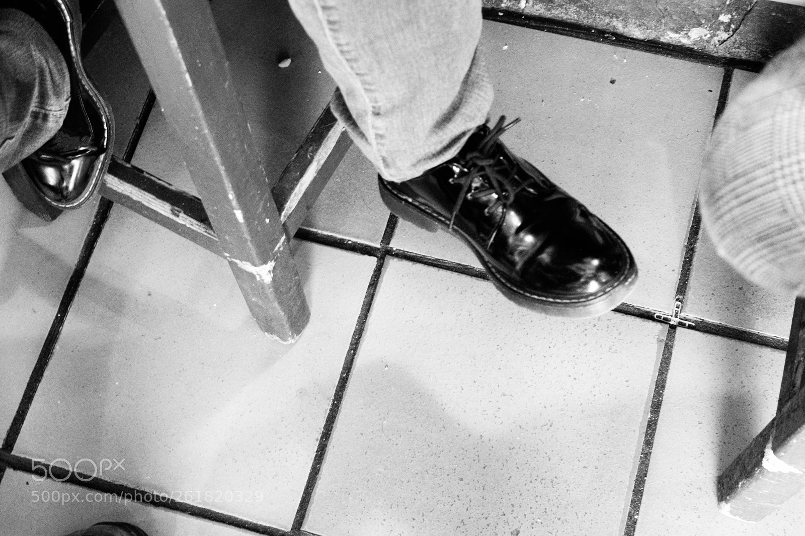 Fujifilm X-Pro2 sample photo. Feet and tiles pies photography