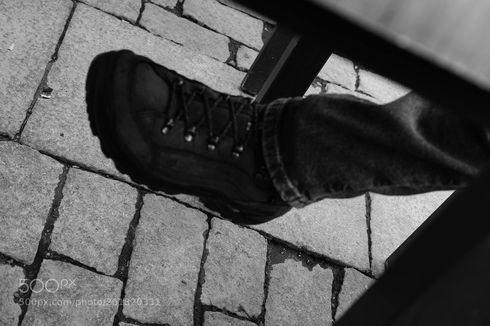 Fujifilm X-Pro2 sample photo. Feet and cobblestones pies photography