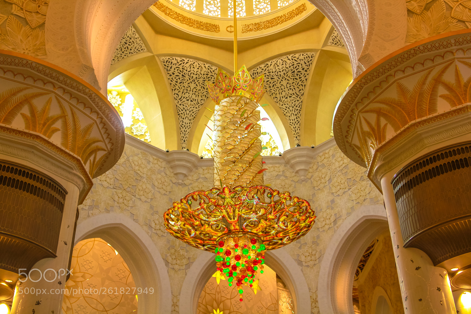 Canon EOS 550D (EOS Rebel T2i / EOS Kiss X4) sample photo. Chandelier in grand mosque photography