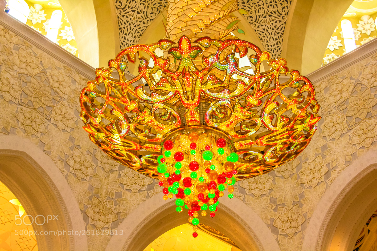 Canon EOS 550D (EOS Rebel T2i / EOS Kiss X4) sample photo. Chandelier in grand mosque photography