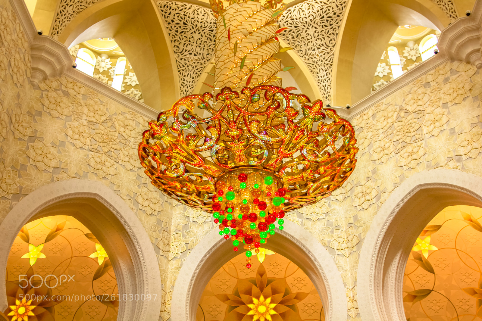 Canon EOS 550D (EOS Rebel T2i / EOS Kiss X4) sample photo. Chandelier in grand mosque photography