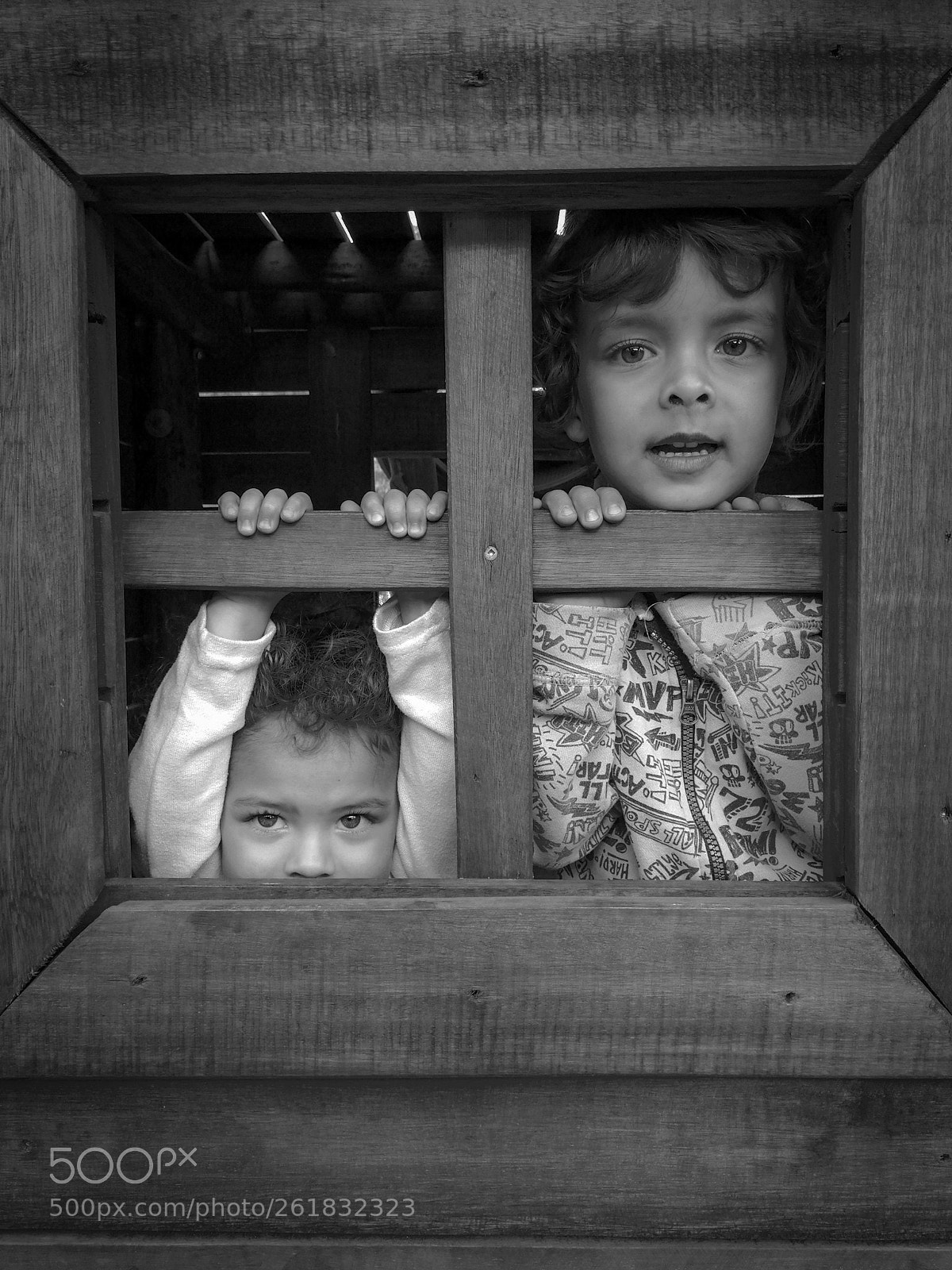 HUAWEI P10 sample photo. Kids looking through window photography