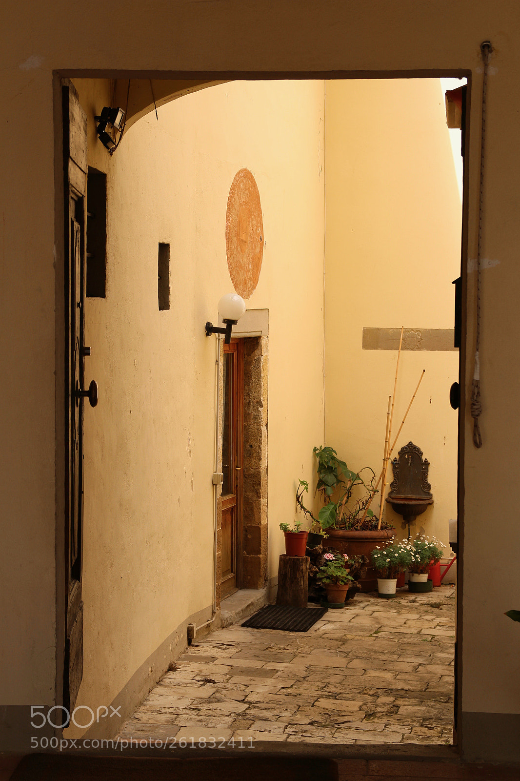 Canon EOS 100D (EOS Rebel SL1 / EOS Kiss X7) sample photo. Behind the door photography