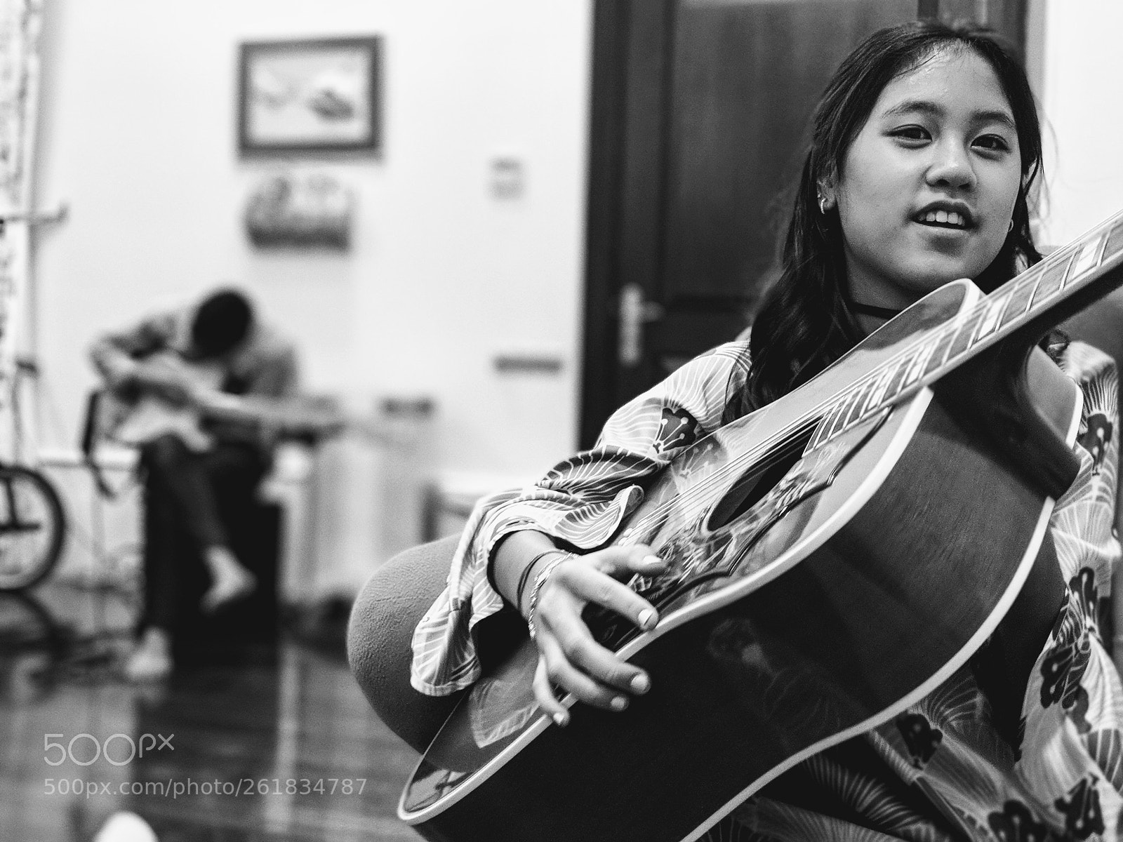 Google Pixel 2 sample photo. Guitar girl photography