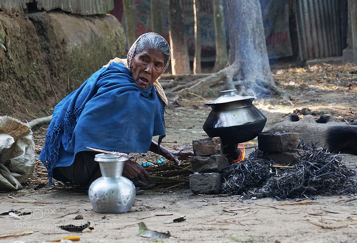 Sony a6000 sample photo. Old lady cooking photography