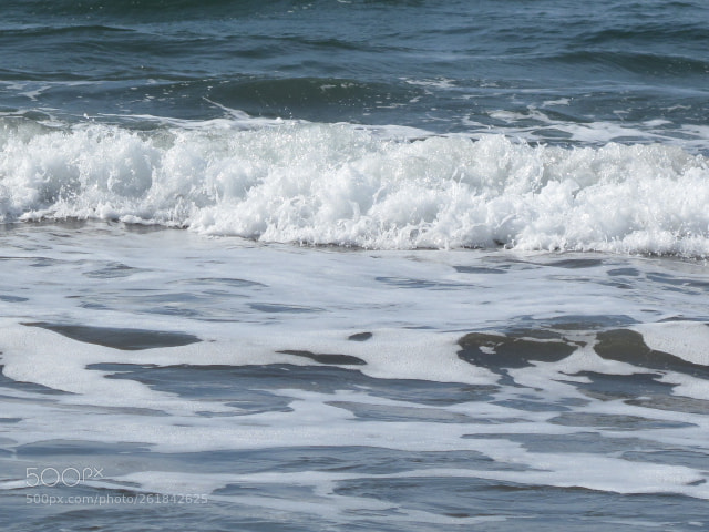 Canon PowerShot G10 sample photo. Waves by the beach photography