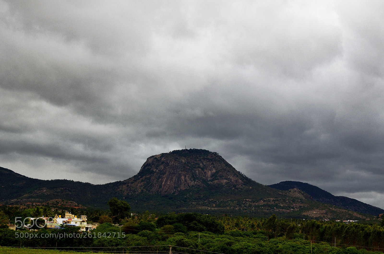 Nikon D5100 + Nikon AF-S DX Nikkor 35mm F1.8G sample photo. Grey sky photography