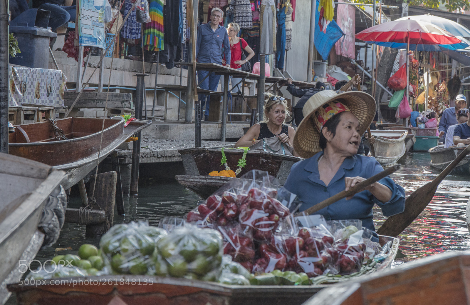 Canon EOS 5DS sample photo. Woman selling apples damnoen photography