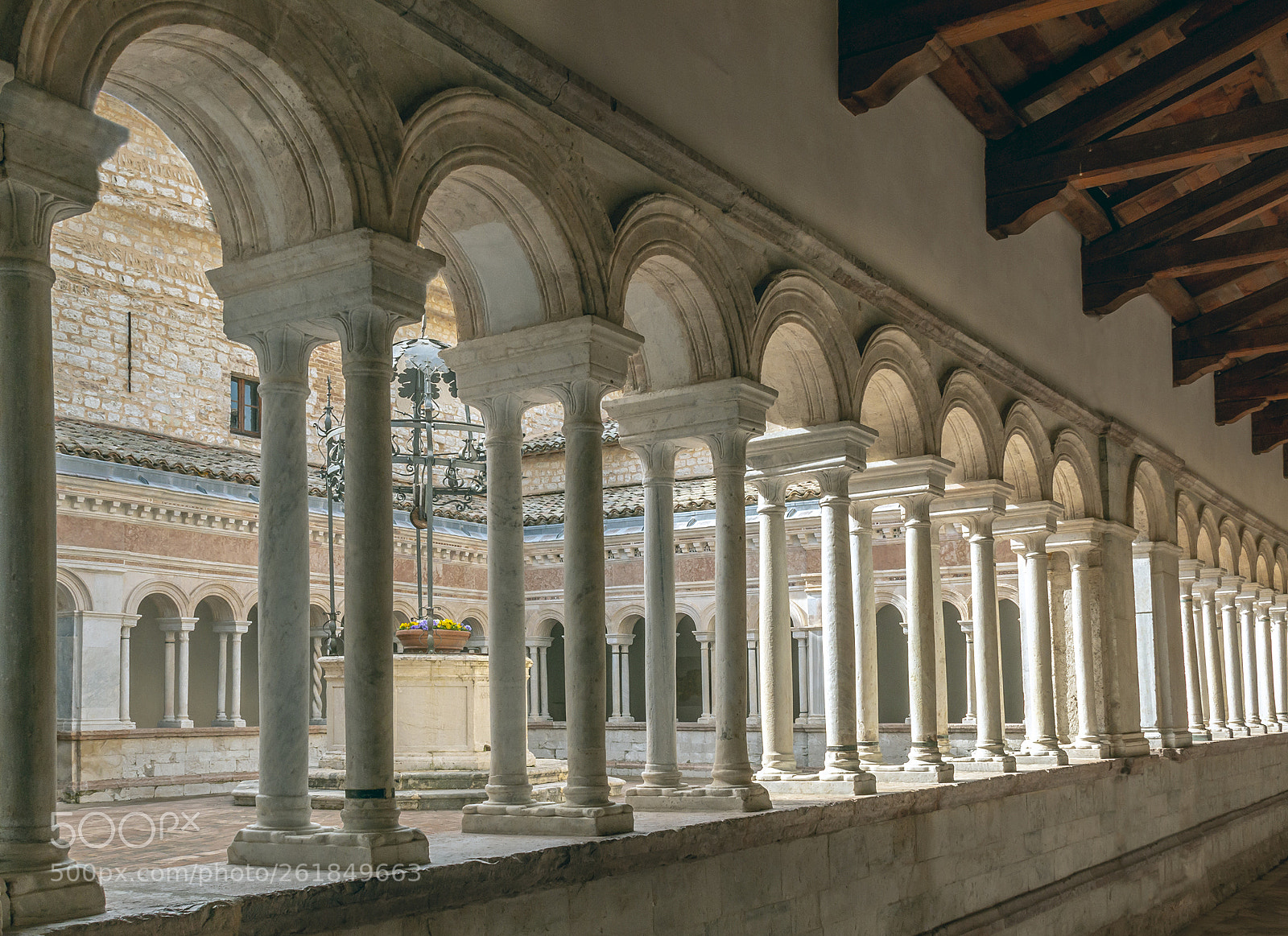 Canon EOS 70D sample photo. Abbey of sassovivo courtyard photography